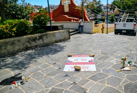 Después de que el fin de semana un joven de 17 años perdiera la vida en el recién nombrado barrio mágico de Xallitic, en la ciudad de Xalapa, se reforzó la seguridad por parte de la policía municipal.

Algunas personas colocaron cartulinas y letreros con números de contacto para brindar apoyo y motivar a quienes lo necesiten a buscar ayuda antes de tomar una decisión equivocada.

#SeptiembreMesDeLaPrevenciónDelSuicidio ????