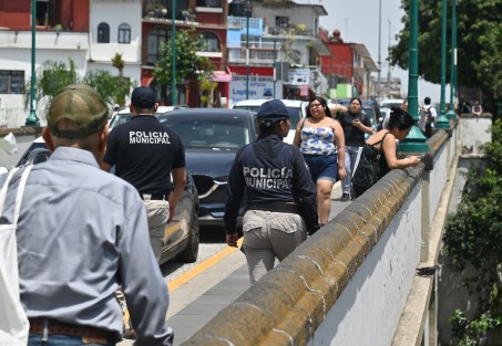 Después de que el fin de semana un joven de 17 años perdiera la vida en el recién nombrado barrio mágico de Xallitic, en la ciudad de Xalapa, se reforzó la seguridad por parte de la policía municipal.

Algunas personas colocaron cartulinas y letreros con números de contacto para brindar apoyo y motivar a quienes lo necesiten a buscar ayuda antes de tomar una decisión equivocada.

#SeptiembreMesDeLaPrevenciónDelSuicidio ????