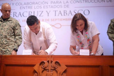 La gobernadora Rocío Nahle García y su homólogo de Tabasco, Javier May Rodríguez, signaron el Convenio de Coordinación y Colaboración de Seguridad, con el que Veracruz refuerza de manera integral la protección en todas sus fronteras y consolida un frente regional en el sur-sureste del país.

