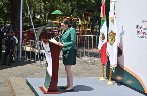 La secretaria Guadalupe Osorno, acompañada de integrantes de la Secretaría de Protección Civil, rindieron guardia de honor al monumento de Miguel Hidalgo y Costilla por el 215 aniversario de la Independencia.