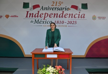 La secretaria Guadalupe Osorno, acompañada de integrantes de la Secretaría de Protección Civil, rindieron guardia de honor al monumento de Miguel Hidalgo y Costilla por el 215 aniversario de la Independencia.