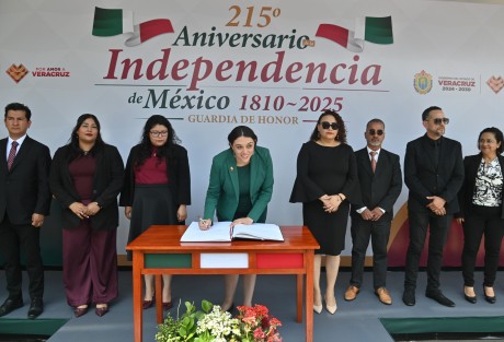 La secretaria Guadalupe Osorno, acompañada de integrantes de la Secretaría de Protección Civil, rindieron guardia de honor al monumento de Miguel Hidalgo y Costilla por el 215 aniversario de la Independencia.
