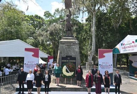 La secretaria Guadalupe Osorno, acompañada de integrantes de la Secretaría de Protección Civil, rindieron guardia de honor al monumento de Miguel Hidalgo y Costilla por el 215 aniversario de la Independencia.