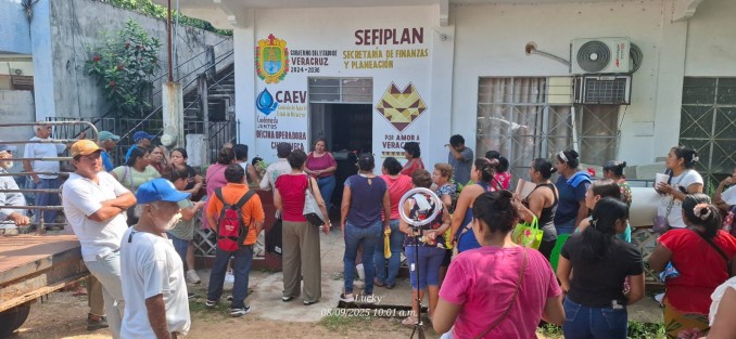 La paciencia se agotó en Chinameca. Este lunes, pobladores se manifestaron frente a las oficinas de la Comisión Municipal de Agua y Saneamiento (CMAS) para exigir una solución definitiva a la falta de agua que padecen desde hace meses.