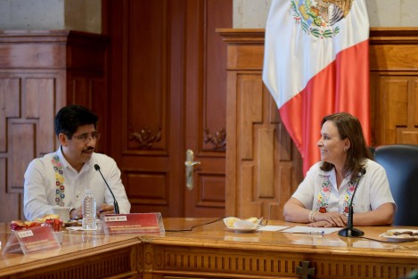La gobernadora Rocío Nahle García recibió al presidente de la Suprema Corte de Justicia de la Nación (SCJN), Hugo Aguilar Hernández, y a la presidenta del Tribunal Superior de Justicia, Rosalba Hernández Hernández, en un encuentro marcado por el respeto entre ambos Poderes.

