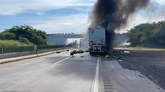 La mañana de este martes se registró una colisión en cadena sobre el tramo carretero Córdoba–Ent. La Tinaja, a la altura del kilómetro 033+200.

El accidente ocurrió cuando un autobús de pasajeros de la línea ADO impactó por alcance a un tráiler que transportaba una pipa. A bordo del autobús viajaban varios pasajeros.


