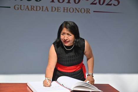 La magistrada presidenta del Tribunal Superior de Justicia, Rosalba Hernández, encabezó la guardia de honor este martes ante el monumento de Miguel Hidalgo, en el parque Los Berros.
