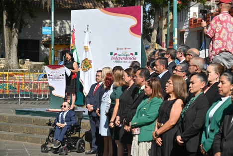 La magistrada presidenta del Tribunal Superior de Justicia, Rosalba Hernández, encabezó la guardia de honor este martes ante el monumento de Miguel Hidalgo, en el parque Los Berros.