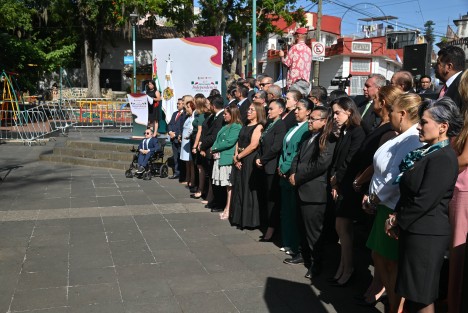 La magistrada presidenta del Tribunal Superior de Justicia, Rosalba Hernández, encabezó la guardia de honor este martes ante el monumento de Miguel Hidalgo, en el parque Los Berros.