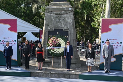 La magistrada presidenta del Tribunal Superior de Justicia, Rosalba Hernández, encabezó la guardia de honor este martes ante el monumento de Miguel Hidalgo, en el parque Los Berros.