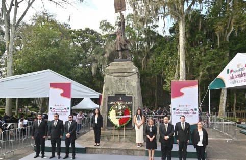 Trabajadores del Tribunal de Justicia Administrativa (TRIJAEV) rindieron guardia de honor ante el monumento al Padre de la Patria, Miguel Hidalgo, en el 215 aniversario de la Independencia.