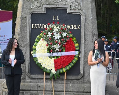 Trabajadores del Tribunal de Justicia Administrativa (TRIJAEV) rindieron guardia de honor ante el monumento al Padre de la Patria, Miguel Hidalgo, en el 215 aniversario de la Independencia.