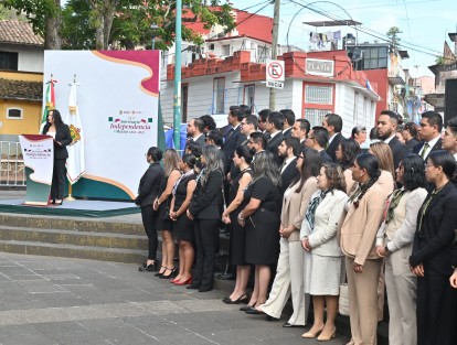 Trabajadores del Tribunal de Justicia Administrativa (TRIJAEV) rindieron guardia de honor ante el monumento al Padre de la Patria, Miguel Hidalgo, en el 215 aniversario de la Independencia.