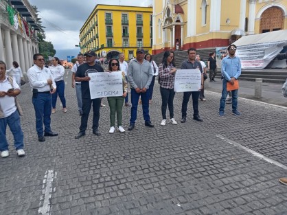 Integrantes del Sindicato de Empleados del Poder Ejecutivo de Veracruz (SEPEV) bloquearon la Avenida Juan de la Luz Enríquez, en la ciudad de Xalapa, en protesta por la desatención de las autoridades estatales, para atender el problema del despido injustificado y de acoso y hostigamiento laboral que enfrentan agremiados de la Secretaría del Medio Ambiente (Sedema).