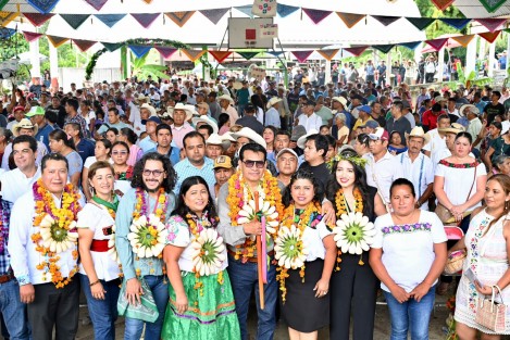 El presidente de la Junta de Coordinación Política (Jucopo), diputado Esteban Bautista Hernández, encabezó el encuentro informativo Pueblos indígenas en una sola voz, en la cabecera municipal de Chicontepec, donde manifestó que la reforma al Artículo 5° constitucional, impulsada por la gobernadora Rocío Nahle García, da certidumbre jurídica y libertad en la determinación, organización y expresión a los pueblos y comunidades indígenas, por lo que ahora “ya son dueños de su propio destino y son reconocidos desde la Carta Magna”.
