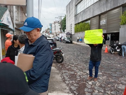 En protesta por el burocratismo y de las medidas unilaterales impuestas imperante en las Oficinas de Hacienda del Estado de Xalapa Norte, prestadores de servicio y contribuyentes no pueden realizar sus trámites de emplacamiento de sus vehículos, ya que tienen que pasar largas horas para realizar el trámite respectivo al no poder agendar citas.