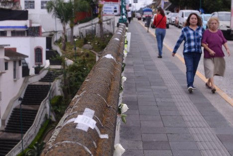 Ciudadanos colocan flores y mensajes de aliento en el icónico puente del barrio de Xallitic, en esta ciudad capital, con el objetivo de motivar a quienes atraviesan una crisis emocional a buscar ayuda y no sentirse solos.
