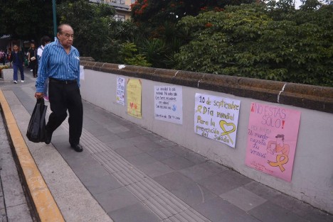 Ciudadanos colocan flores y mensajes de aliento en el icónico puente del barrio de Xallitic, en esta ciudad capital, con el objetivo de motivar a quienes atraviesan una crisis emocional a buscar ayuda y no sentirse solos.
