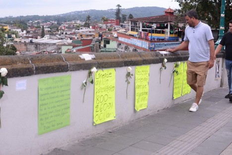 Ciudadanos colocan flores y mensajes de aliento en el icónico puente del barrio de Xallitic, en esta ciudad capital, con el objetivo de motivar a quienes atraviesan una crisis emocional a buscar ayuda y no sentirse solos.
