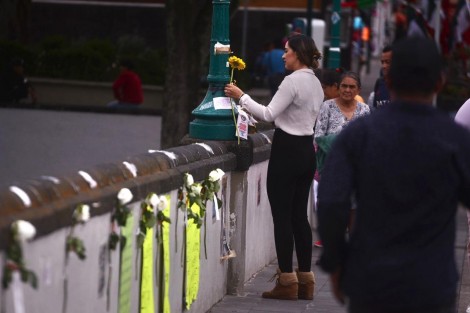 Ciudadanos colocan flores y mensajes de aliento en el icónico puente del barrio de Xallitic, en esta ciudad capital, con el objetivo de motivar a quienes atraviesan una crisis emocional a buscar ayuda y no sentirse solos.
