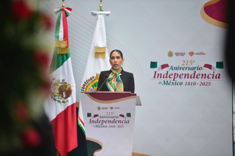 Trabajadores de la Fiscalía General del Estado de Veracruz, encabezados por la fiscal Verónica Hernández, rindieron guardia de honor en el monumento a Miguel Hidalgo y Costilla, en el marco del 215 aniversario de la Independencia.