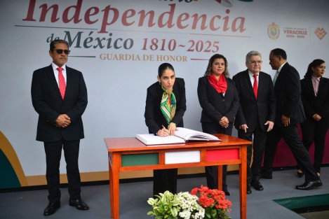 Trabajadores de la Fiscalía General del Estado de Veracruz, encabezados por la fiscal Verónica Hernández, rindieron guardia de honor en el monumento a Miguel Hidalgo y Costilla, en el marco del 215 aniversario de la Independencia.