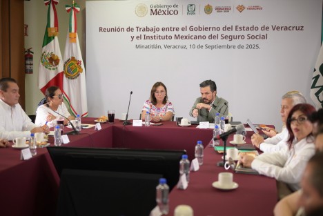 Trabajadores de la Fiscalía General del Estado de Veracruz, encabezados por la fiscal Verónica Hernández, rindieron guardia de honor en el monumento a Miguel Hidalgo y Costilla, en el marco del 215 aniversario de la Independencia.