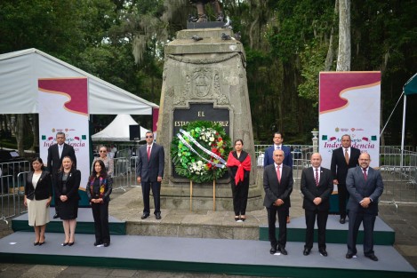 El Consejo Empresarial Metropolitano de Xalapa participó en la guardia de honor al monumento de Miguel Hidalgo y Costilla, en el parque Los Berros.