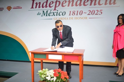 El Consejo Empresarial Metropolitano de Xalapa participó en la guardia de honor al monumento de Miguel Hidalgo y Costilla, en el parque Los Berros.