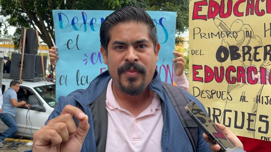 Integrantes de la Federación de Estudiantes Revolucionarios Rafael Ramírez (FNERR), se manifestaron afuera de la Secretaría de Educación de Veracruz (SEV), para que atiendan sus diferentes demandas estructurales en las diferentes escuelas.
