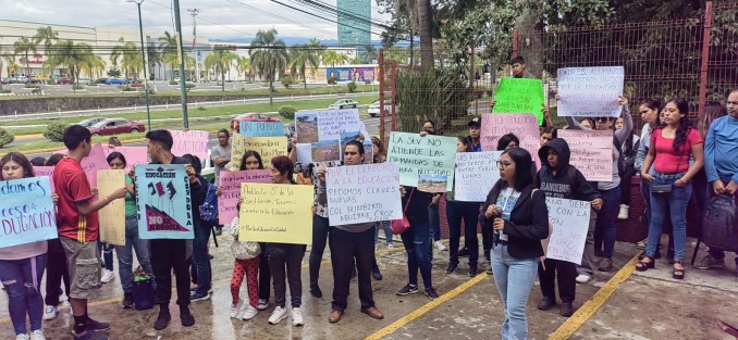 Integrantes de la Federación de Estudiantes Revolucionarios Rafael Ramírez (FNERR), se manifestaron afuera de la Secretaría de Educación de Veracruz (SEV), para que atiendan sus diferentes demandas estructurales en las diferentes escuelas.
