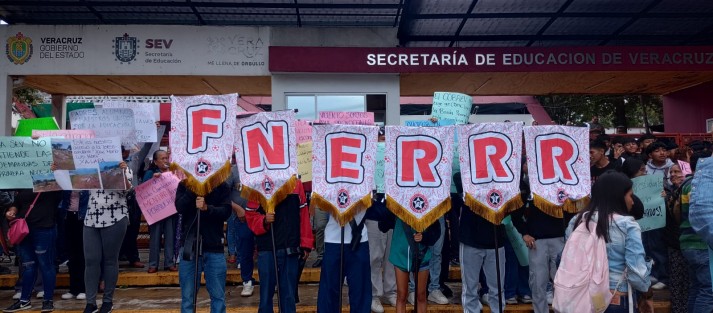 Integrantes de la Federación de Estudiantes Revolucionarios Rafael Ramírez (FNERR), se manifestaron afuera de la Secretaría de Educación de Veracruz (SEV), para que atiendan sus diferentes demandas estructurales en las diferentes escuelas.
