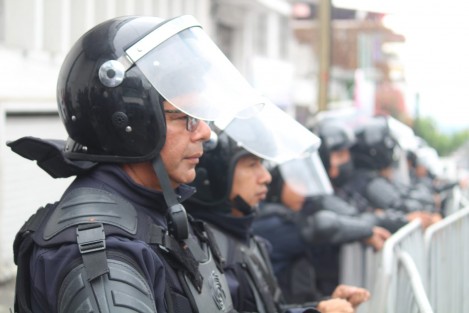 Elementos antimotines de la SSP resguardan la bodega del OPLE ubicada el calle Clavijero, donde este miércoles se hará el recuento de votos de la elección de Poza Rica.