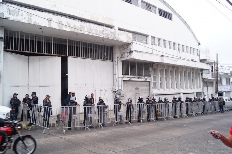 Elementos antimotines de la SSP resguardan la bodega del OPLE ubicada el calle Clavijero, donde este miércoles se hará el recuento de votos de la elección de Poza Rica.