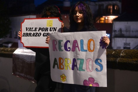 En el marco del Día Internacional para la Prevención del Suicidio, ciudadanos xalapeños se unieron a una iniciativa que busca transformar el Puente de Xallitic en un símbolo de esperanza y conciencia. La acción surge tras los lamentables acontecimientos registrados en las últimas semanas, y tiene como objetivo invitar a la reflexión, promover la empatía y alentar a quienes atraviesan momentos difíciles a buscar apoyo.