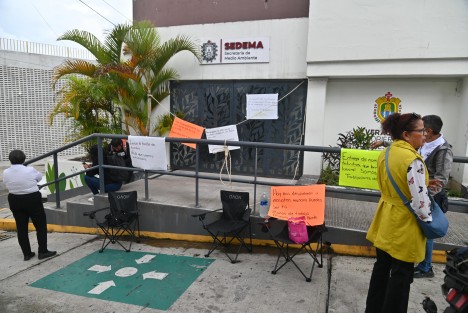 Integrantes del Sindicato  de Empleados del Poder Ejecutivo de Veracruz (SEPEV) tomaron las oficinas de la Secretaría de Medio Ambiente del Estado (Sedema) e iniciaron seis agremiados una huelga de hambre, para exigir a las autoridades gubernamentales solución al problema de despido injustificado que se dio desde agosto pasado.
