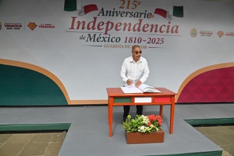 Personal del IPE, encabezados por el director Octavio Hernandez Lara, rindió guardia de honor ante el monumento de Miguel Hidalgo en el parque Los Berros.