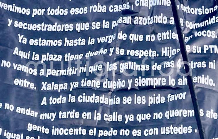 Aparece manta con mensaje en puente peatonal de Xalapa