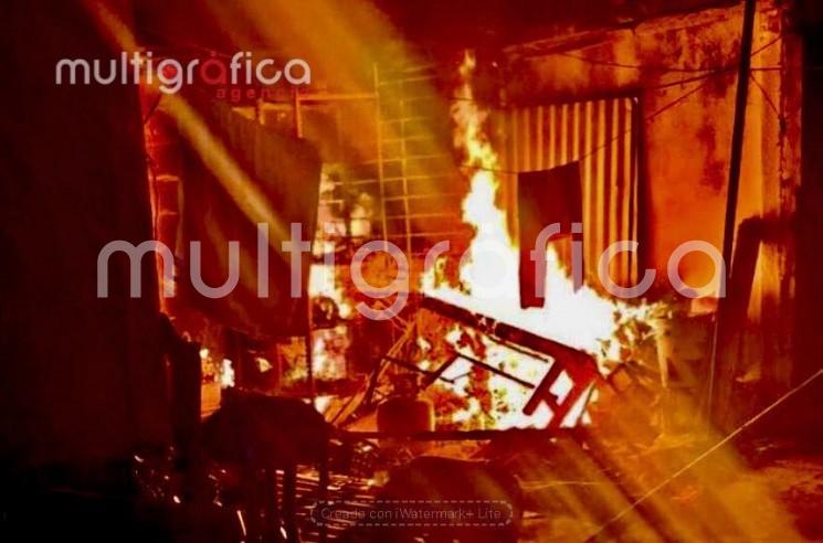 Ataque con bombas molotov incendia comercio y deja mensaje de amenaza en la Insurgentes Norte.
