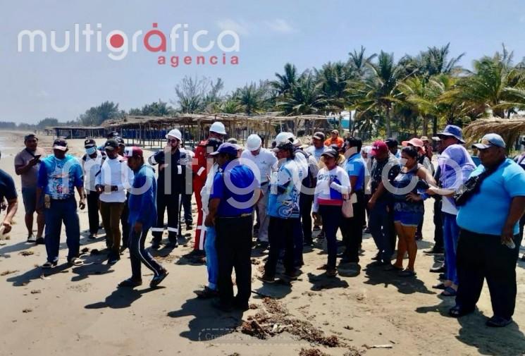 Inician trabajos de limpieza en playas contaminadas por hidrocarburo, al sur de Veracruz; ASEA y Pemex coordinan acciones.