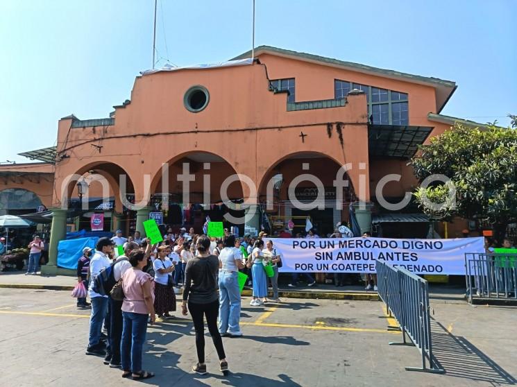 Piden locatarios del mercado -Miguel Rebolledo- ordenar comercio ambulante y estacionamiento