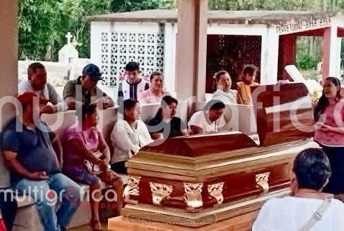 Entre el luto y la exigencia de justicia: despiden a joven madre en Las Choapas.