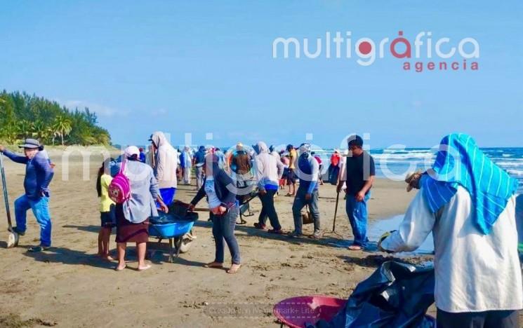 Pobladores de Jicacal limpian sus playas tras derrame de crudo; reclaman ausencia de apoyo oficial.