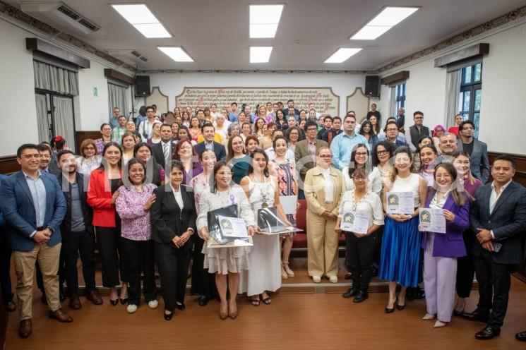 Por su ejemplo de organización y compromiso con la comunidad, xalapeñas recibieron la Medalla Insurgente 