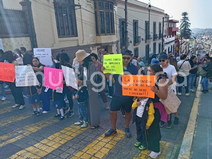 Padres de familia y comunidad escolar del Jardín de Niños José María Morelos y Pavón bloquean el centro de Xalapa
