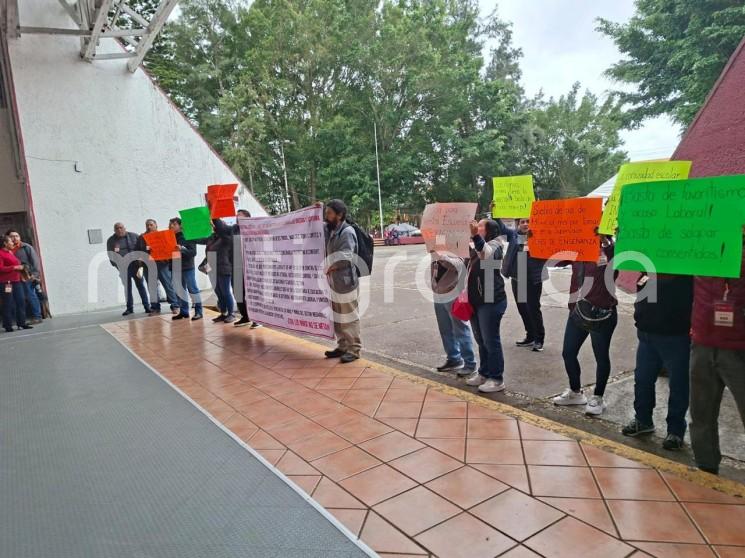 Padres de familia, directivos y docentes de e Córdoba y Orizaba se manifiestan en las oficinas centrales de la SEV
