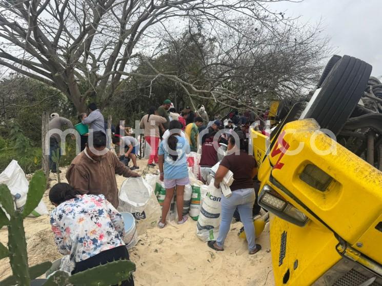 Doble góndola vuelca en Paso del Macho y caen 50 toneladas de azúcar a granel  