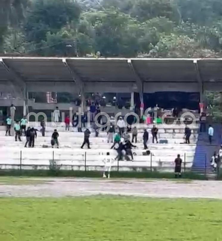 Riña desata caos en el estadio municipal de la Perla 
Reportan  presencia de persona armada y presuntas detonaciones