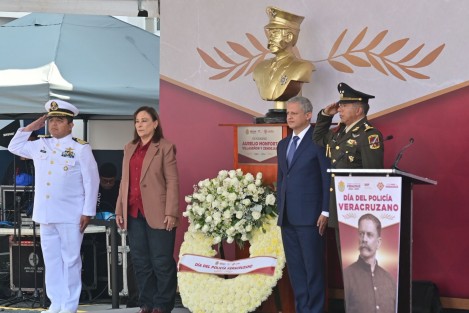 En el marco del Día del Policía Veracruzano, la gobernadora Rocío Nahle García anunció el fortalecimiento a la seguridad pública con un paquete que incluye la adquisición de cuatro helicópteros —dos que llegarán este año y dos más en 2027— y la incorporación de 82 nuevas patrullas.