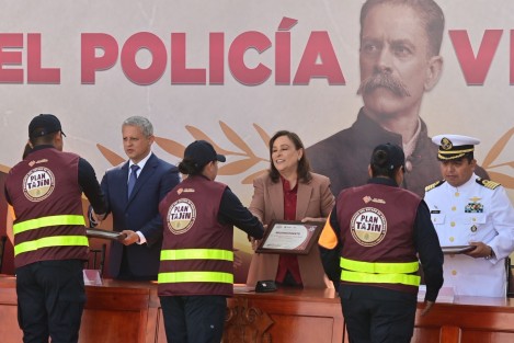 En el marco del Día del Policía Veracruzano, la gobernadora Rocío Nahle García anunció el fortalecimiento a la seguridad pública con un paquete que incluye la adquisición de cuatro helicópteros —dos que llegarán este año y dos más en 2027— y la incorporación de 82 nuevas patrullas.